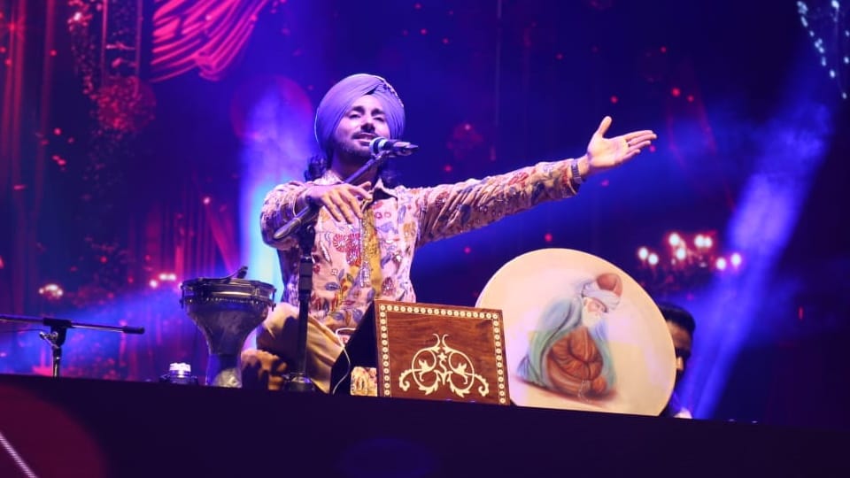 Dehradun: Singer Satinder Sartaj reached Darbar Sahib and bowed his head before concert