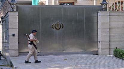 ഖമേനി കൊല്ലപ്പെട്ടു: ഡൽഹിയിൽ ജാഗ്രതാ നിർദേശം, 15,000 സൈനികരെ വിന്യസിച്ചു, പിക്കറ്റുകൾ സ്ഥാപിച്ച് തിരച്ചിൽ നടത്തുന്നു; ഘോഷയാത്ര-ധർണ-പ്രകടനം നിരോധിച്ചു ഖമേനിയുടെ മരണത്തെത്തുടർന്ന് ഡൽഹിയിൽ അതീവജാഗ്രതയിൽ 15000 സൈനികരെ വിന്യസിച്ചു