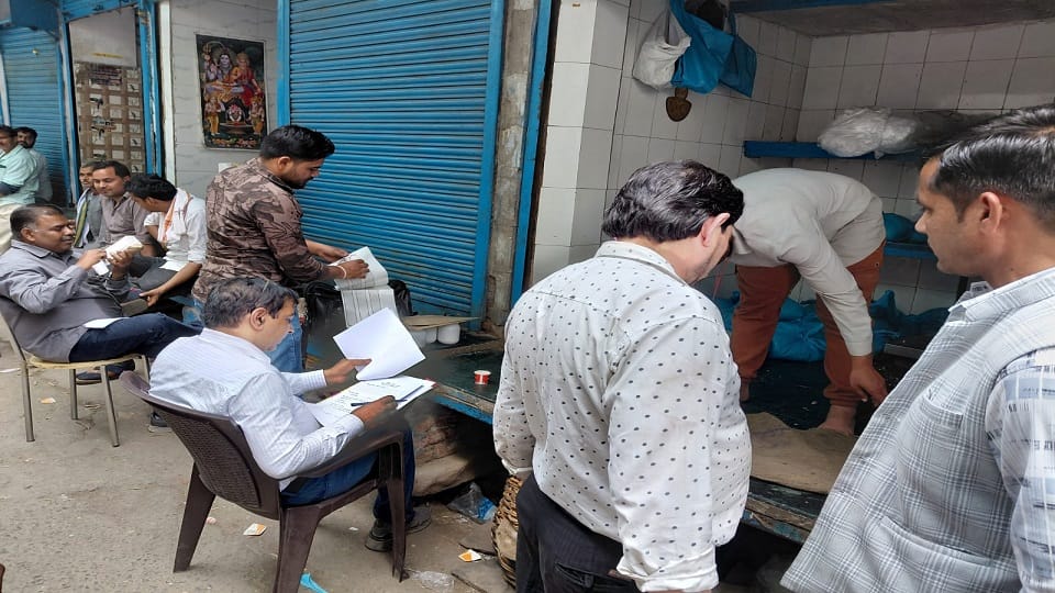 Adulterated oil and mawa being consumed in market in agra