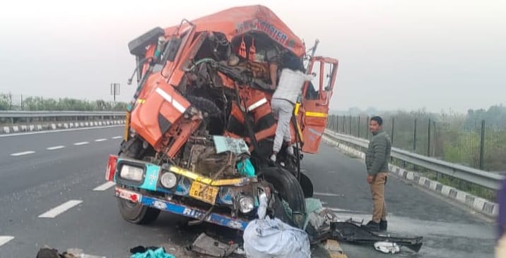 Kannauj Bus truck collision on expressway one dead and two seriously injured driver and conductor absconding