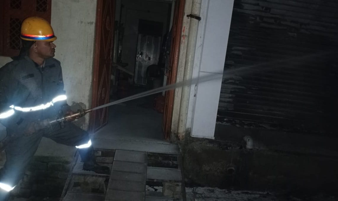 Auraiya massive fire broke out in bakery goods worth Rs 20 lakh were burnt to ashes short circuit is suspected