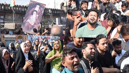 UP: खामेनेई की हत्या पर फूट-फूटकर रोईं महिलाएं और पुरुष, शिया मुसलमान सड़कों पर उतरे, लखनऊ में विरोध प्रदर्शन Muslims take to streets in Lucknow to protest against killing of Iran Supreme Leader Ayatollah Ali Khamenei