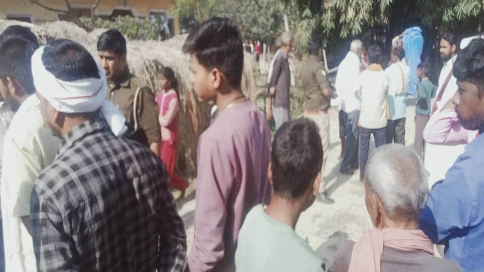 मौके पर जमा लोगों की भीड़, मौजूद पुलिस।