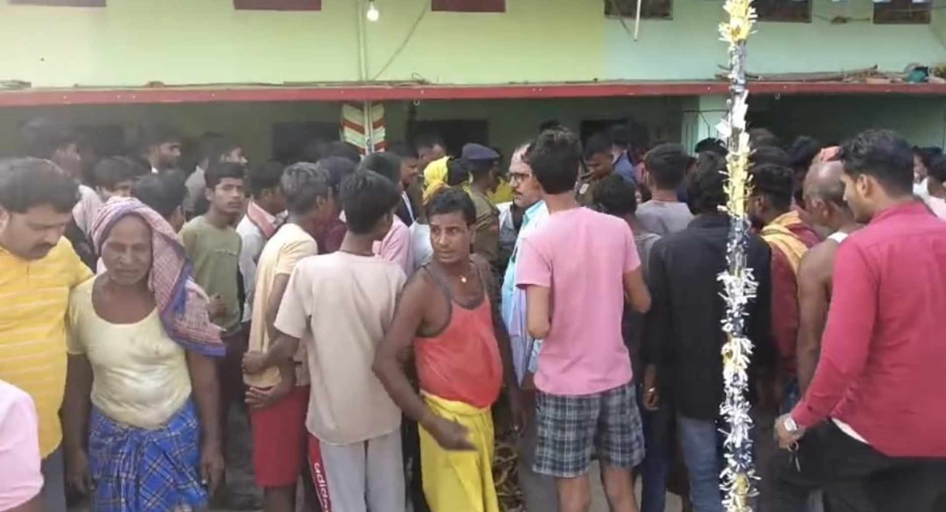 मौके पर मौजूद लोग