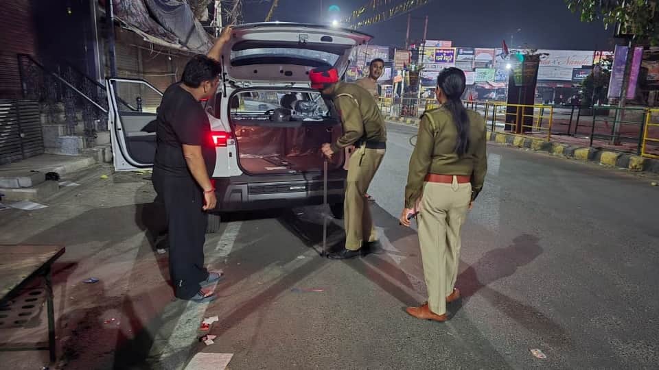 नाकाबंदी के दौरान वाहनों की तलाशी ली गई।