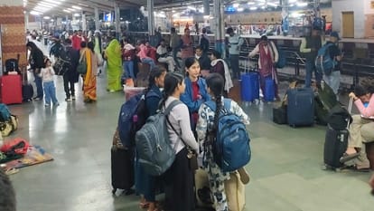 बरेली जंक्शन पर यात्रियों की भीड़