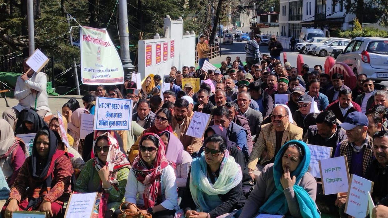 Shimla News Government Primary Teachers Association protests against the state government