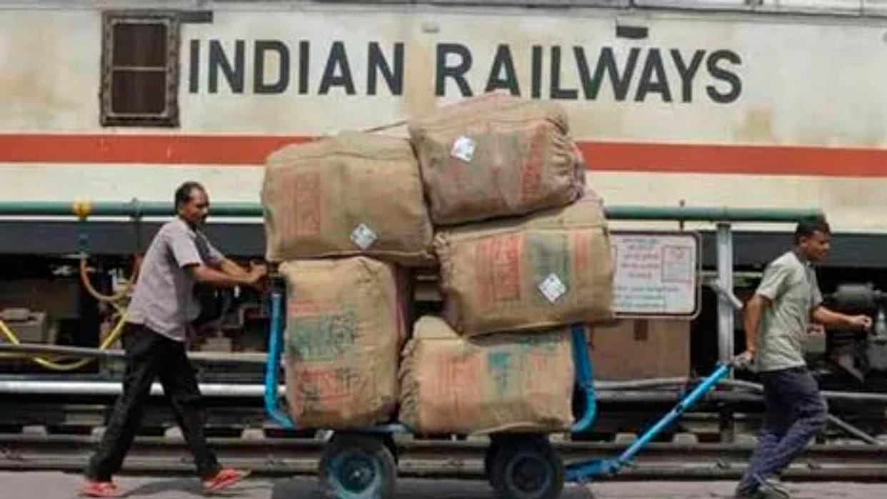 Railway News: If the goods are not removed from the railway parcel office within 15 hours