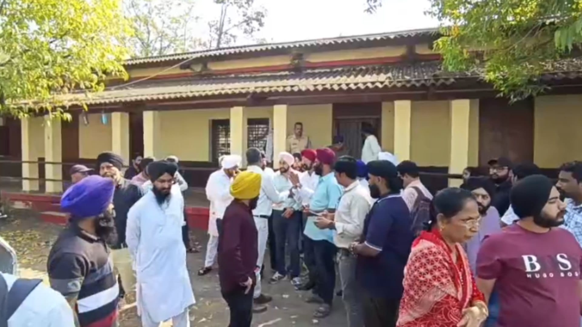 रतलाम के केंद्र पर विरोध दर्ज कराने पहुंचे सिख