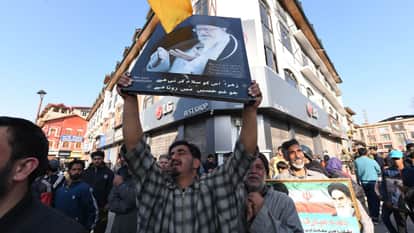Khamenei Killed in US-Israel Strikes: Shia Protests in Kashmir, Omar Abdullah News in Hindi