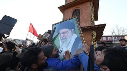 Khamenei Killed in US-Israel Strikes: Shia Protests in Kashmir, Omar Abdullah News in Hindi