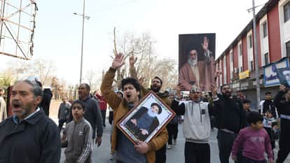 Khamenei Killed in US-Israel Strikes: Shia Protests in Kashmir, Omar Abdullah News in Hindi