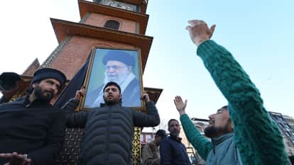 Khamenei Killed in US-Israel Strikes: Shia Protests in Kashmir, Omar Abdullah News in Hindi