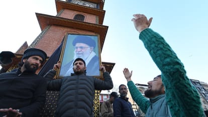 Khamenei Killed in US-Israel Strikes: Shia Protests in Kashmir, Omar Abdullah News in Hindi