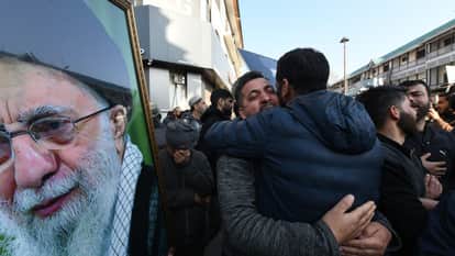 Khamenei Killed in US-Israel Strikes: Shia Protests in Kashmir, Omar Abdullah News in Hindi