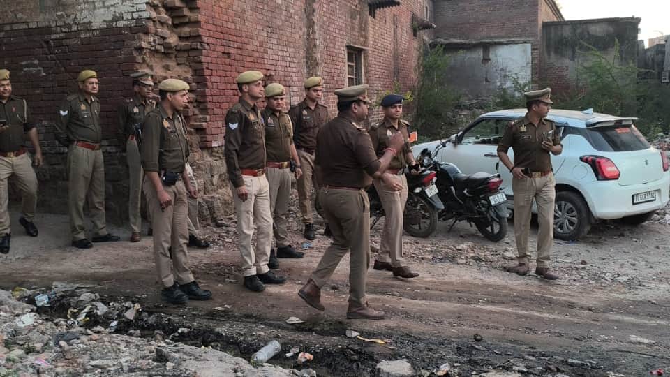 Driver Manoj Verma committed suicide at a police station in Aligarh