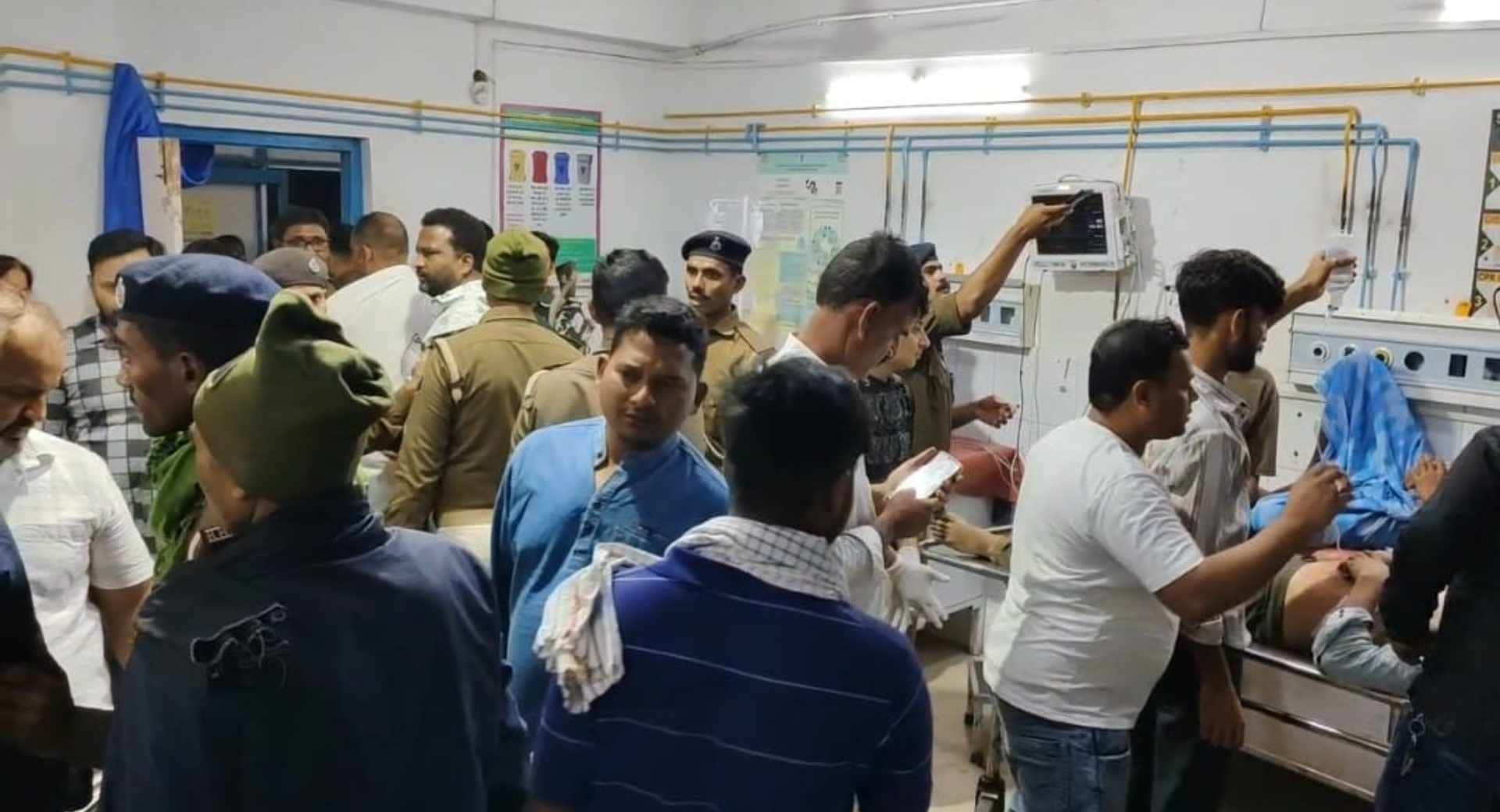 अस्पताल में  मौजूद लोग