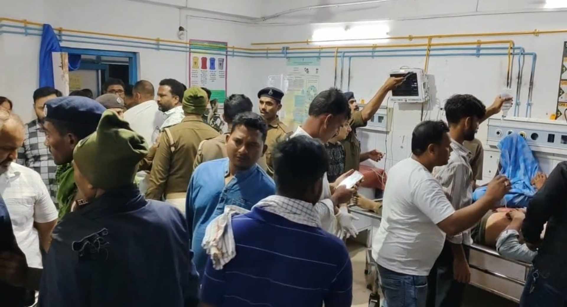 अस्पताल में  मौजूद लोग