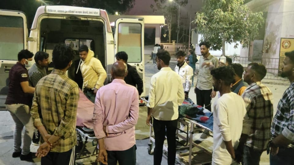 Shamli: Tragic accident on Holi, bike collided with truck parked on the roadside, mother and daughter died