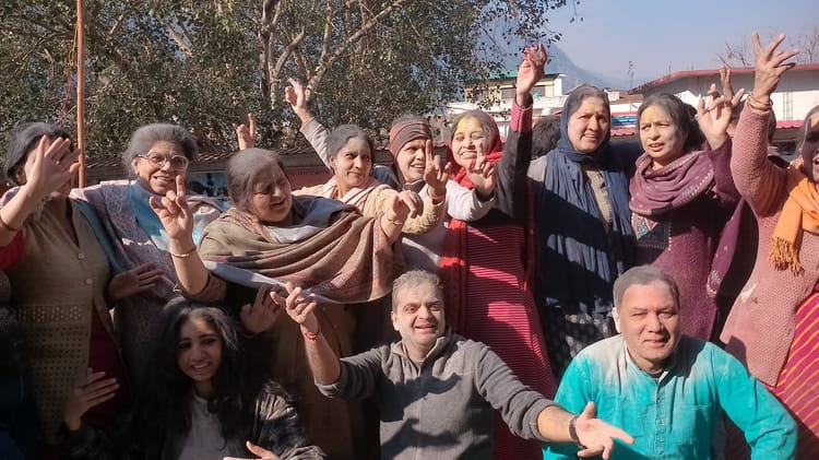 Holi 2026: उत्तरकाशी के काशी विश्वनाथ मंदिर भक्तों ने खेली भस्म की होली, जयकारों से गूंजी भोलेनाथ की नगरी