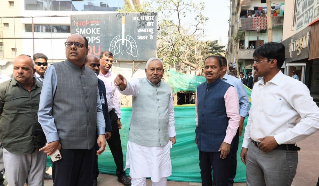 सीएम नीतीश कुमार ने अधिकारियों के साथ लिया निर्माण कार्य का जायजा।