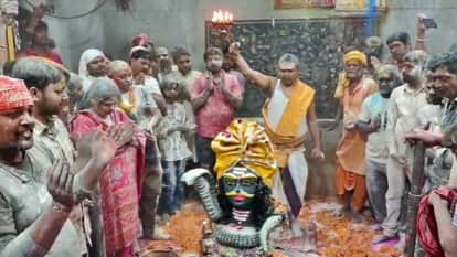 Phalguna Shukla Chaturdashi: Baba Garib Nath dressed as Mahakal, played Holi with devotees with colors-flowers