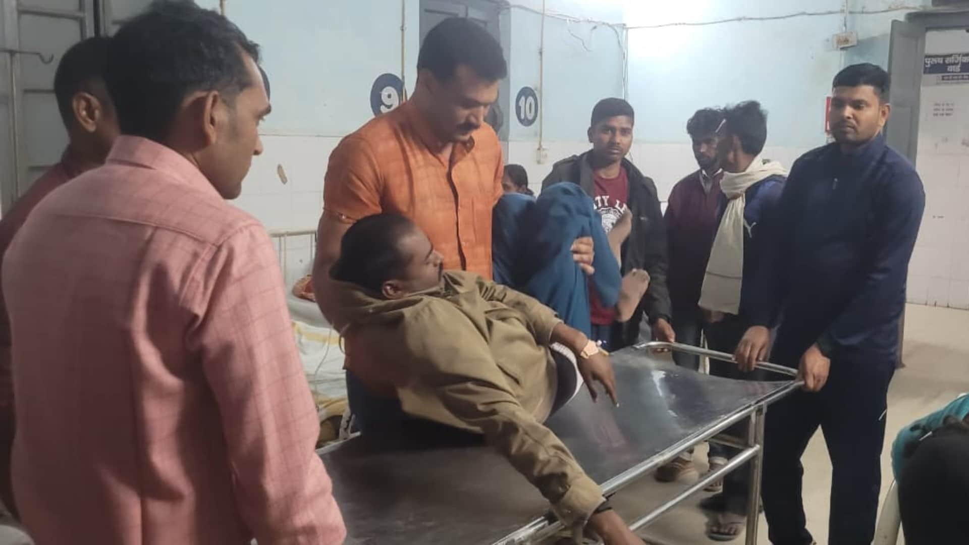 गंभीर घायल पुलिसकर्मी को इलाज के लिए अस्पताल में भर्ती करवाया गया