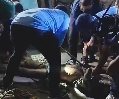 Indore News nagar nigam Municipal Workers Die While Cleaning Sewer