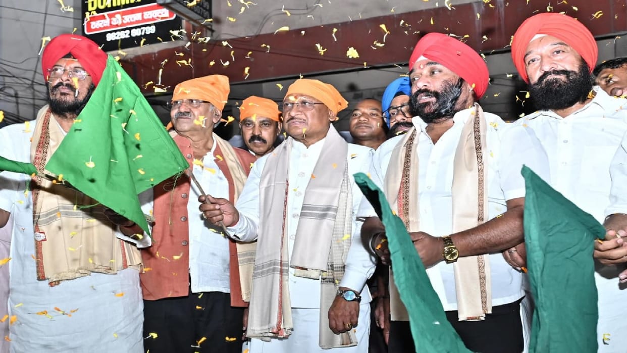1200 devotees leave from Raipur for Hola Mohalla Yatra, Chief Minister shows green flag in Raipur