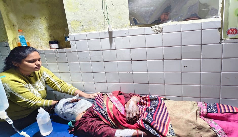 लोहाघाट उप जिला अस्पताल में महिला का इलाज करती स्वास्थ्य कर्मी।