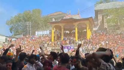 Mandi Holi Gulal was thrown in abundance on the Seri stage and people danced with great enthusiasm