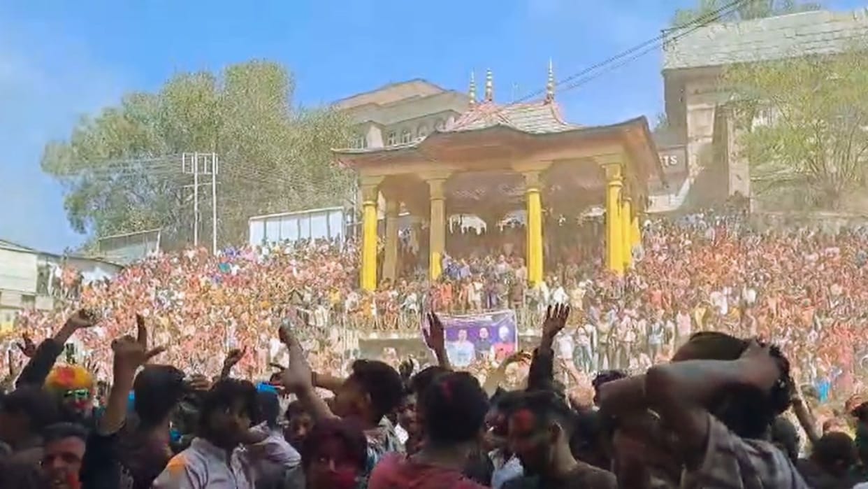 Mandi Holi Gulal was thrown in abundance on the Seri stage and people danced with great enthusiasm