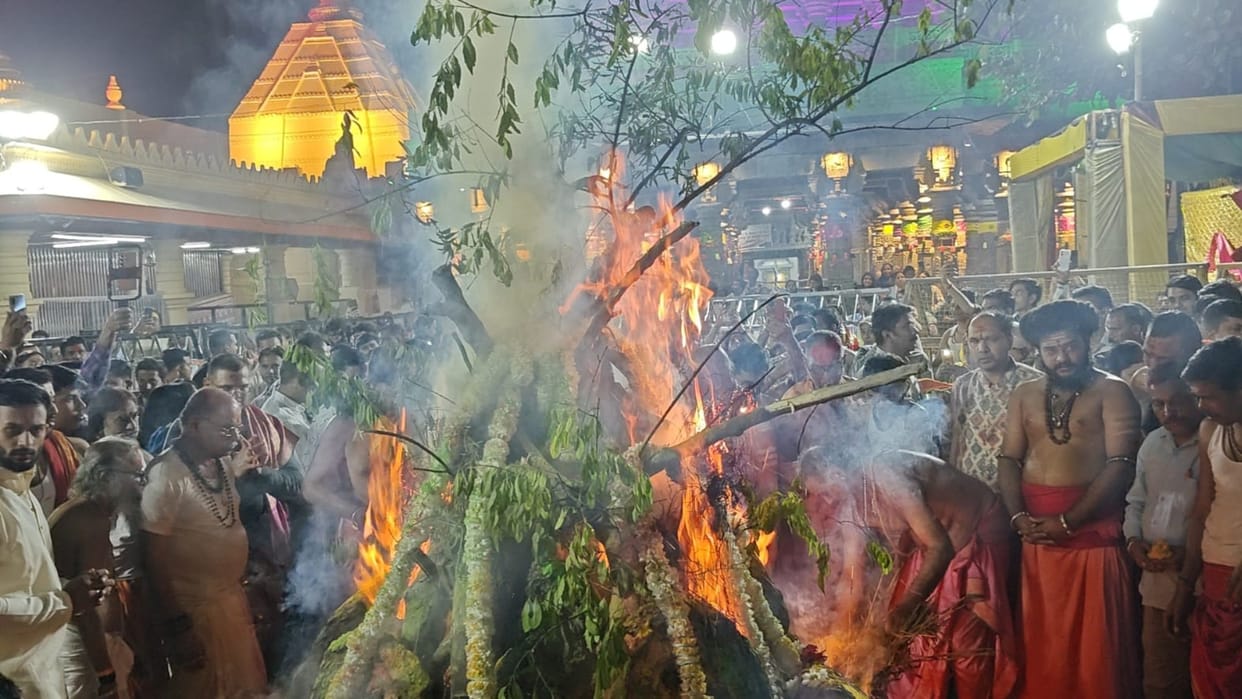 Mahakal Holi 2026: Holika Dahan Begins First in Ujjain Mahakaleshwar Temple Courtyard
