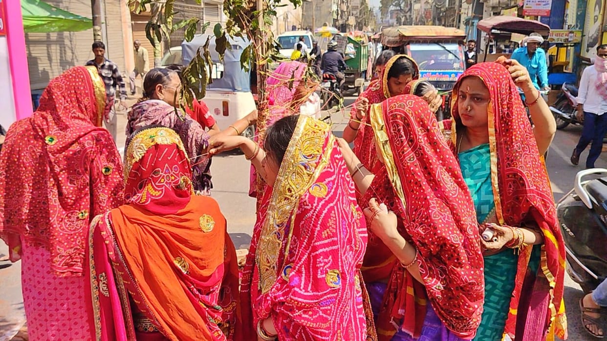 Bihar News: Silk City Bhagalpur Awash in Gulal Colors Ahead of Holi, Women Perform Traditional Holika Puja