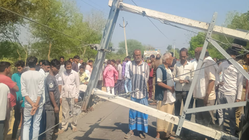 Fatehpur: A car hit an electric pole that fell on a biker