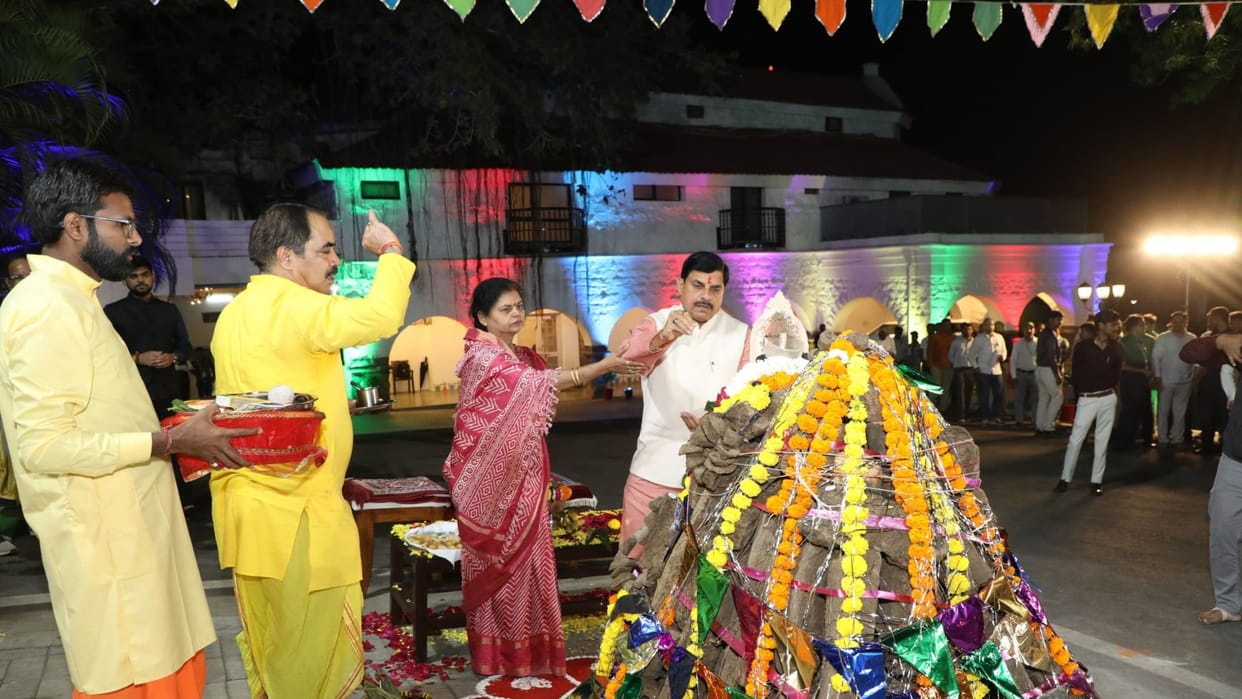 MP News: CM along with his wife performed Holika Dahan after performing puja and wished Holi to the people of