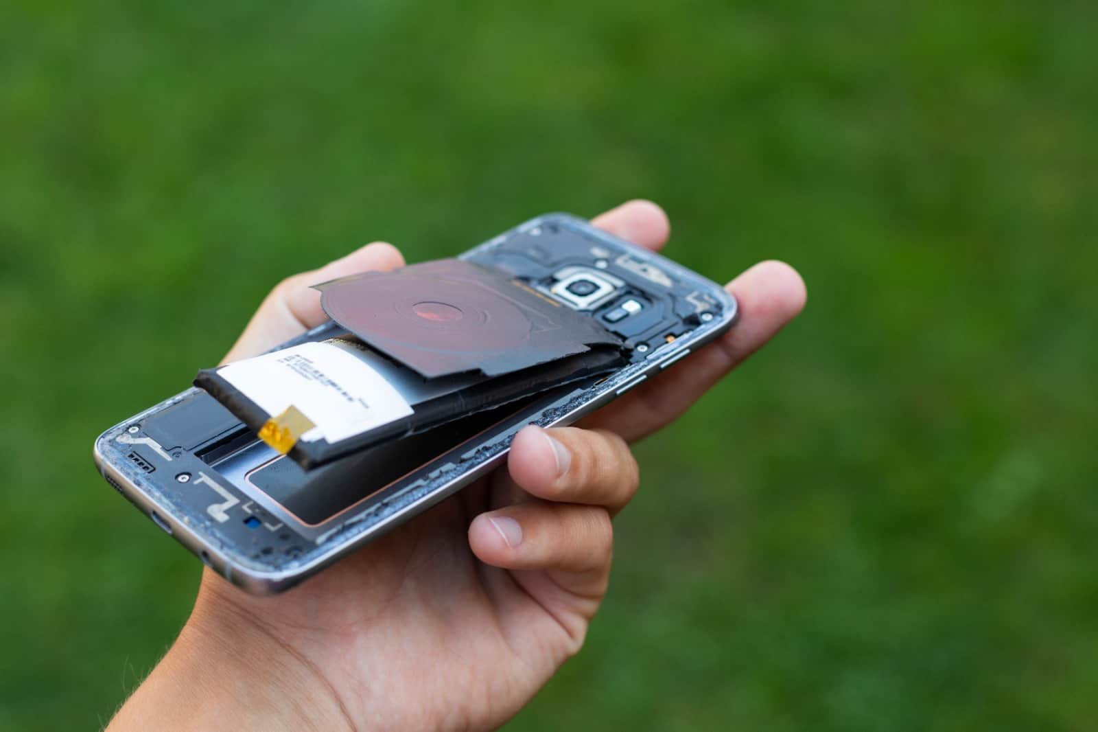 What mistakes should you avoid when your mobile battery swells