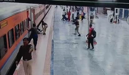 Prayagraj Junction: Female constable saves passenger who fell from moving train