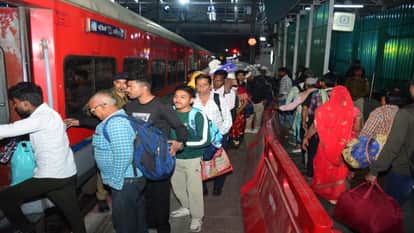 No room in trains coming from Delhi, people reached Prayagraj sitting on the floor and near the toilet.