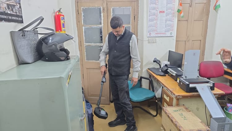 Dehradun: कोर्ट के बाद अब पासपोर्ट ऑफिस को बम से उड़ाने की धमकी, मचा हड़कंप, खाली कराया परिसर