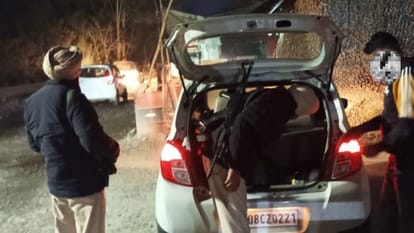 पठानकोट के इंरट स्टेट पुलिस नाका बमियाल में वाहनों की जांच करती पुलिस।