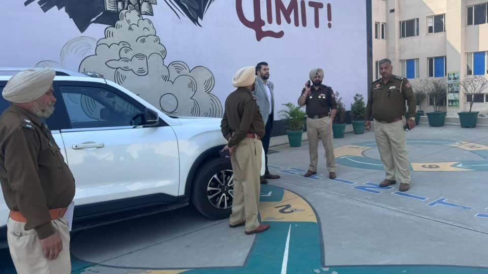 स्कूल में जांच करते पुलिसकर्मी