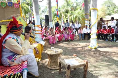 Barwani News: CM listened to experiences from lakhpati didis, national players and advanced farmers, gave gift