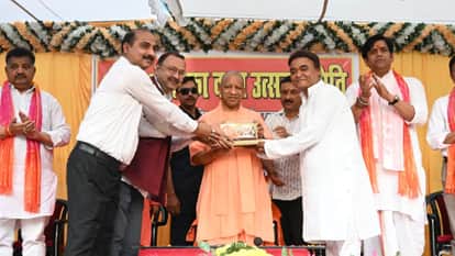 CM Yogi took funny dig at MP Ravi Kishan During Holika Dahan festival in Pandeyhata Gorakhpur