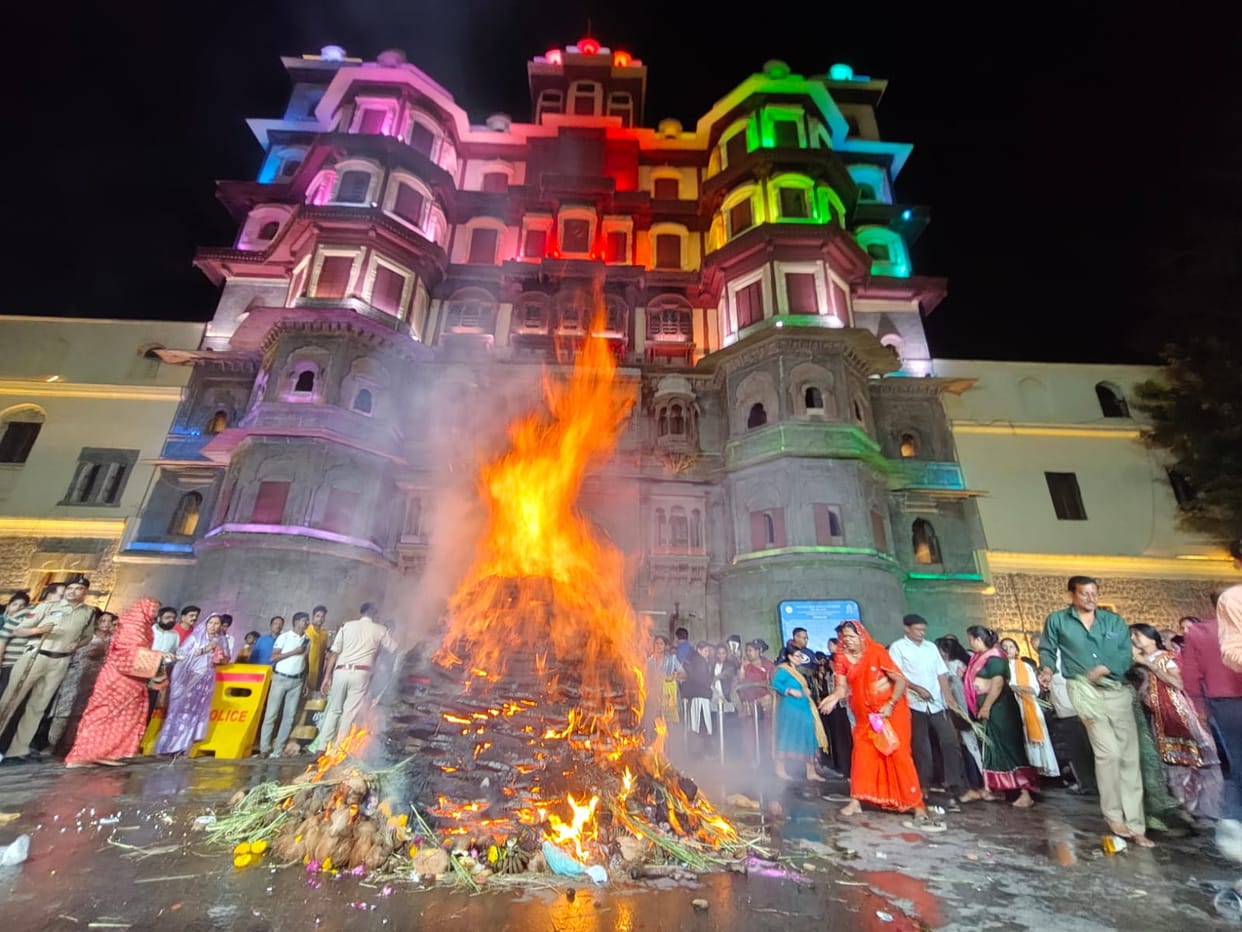 Indore: Government Holi was burnt in Indore, its fire was used to burn Holika at other places.