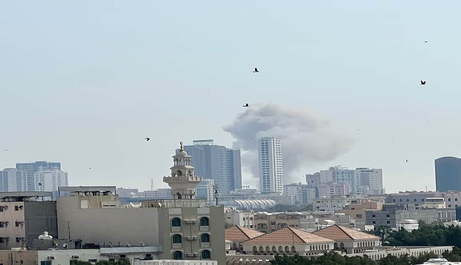 दुबई के प्रमुख डाउन टाउन शहर के हिस्से से निकलता धुंआ।