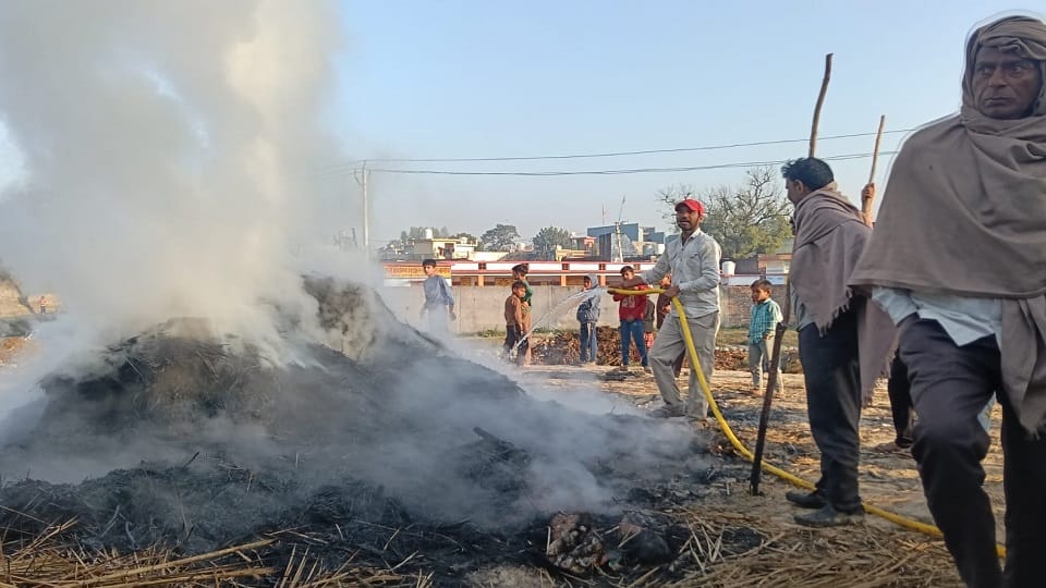 Saharanpur: Removed the roof of the hut and kept it in Holika, angry villager set it on fire