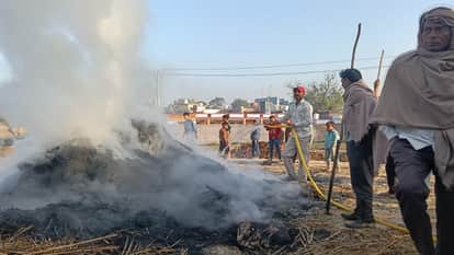Saharanpur: Removed the roof of the hut and kept it in Holika, angry villager set it on fire