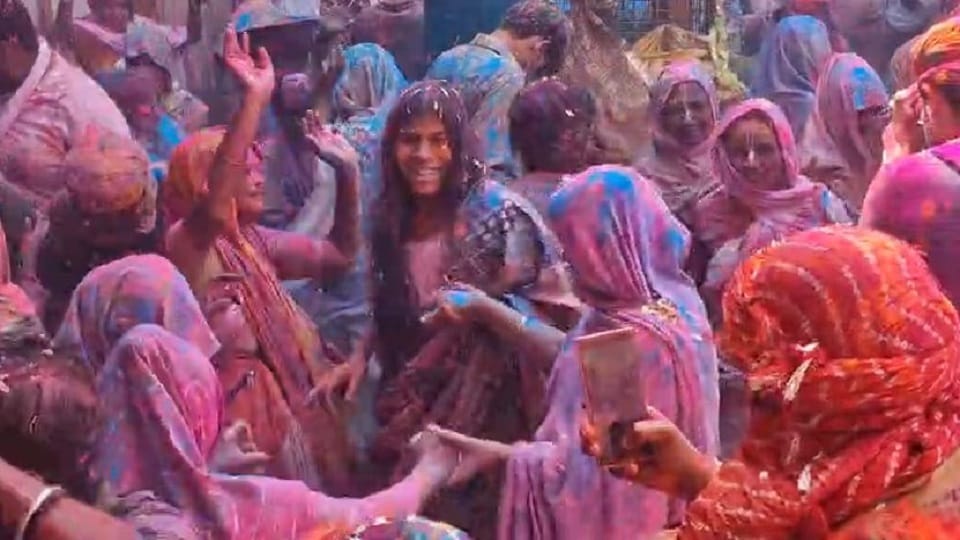 Widowed woman celebrated Holi at Gopinath Temple in Vrindavan
