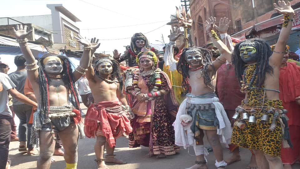 Agra Turns Divine as Grand Holi Procession of Baba Man Kameshwar Nath Draws Devotees